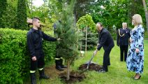 Uroczystość zakończono posadzeniem pamiątkowego drzewa. Na zdjęciu przedstawiciele władz powiatu otwockiego., 