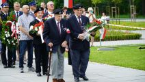 Pod pomnikiem marszałka Józefa Piłsudskiego kwiaty i wieńce złożyły również delegacje instytucji i organizacji kombatanckich., 