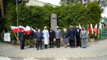 Pamiątkowe zdjęcie uczestników wydarzenia pod obeliskiem Marszałka Piłsudskiego., 